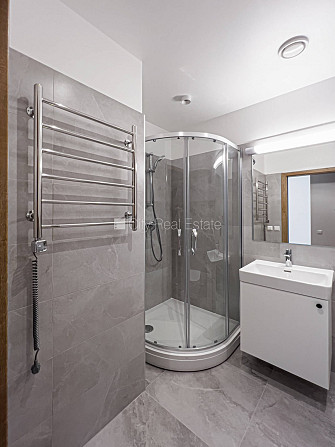 Новостройка, благоустроенный озеленённый двор, гараж на одну машину, лифт, Рига - изображение 19