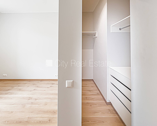 Новостройка, благоустроенный озеленённый двор, гараж на одну машину, лифт, Рига - изображение 14