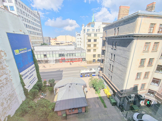 Fasādes māja, slēgts pagalms, vieta automašīnai, kāpņu telpa pēc kosmētiskā remonta, logi Rīga - foto 16