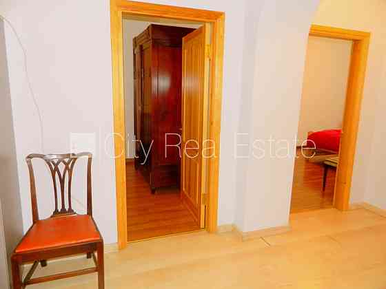 Дом во дворе, реновированный дом, во дворе детская игровая площадка, лифт, Rīga