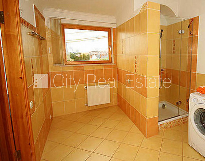 Pagalma māja, renovēta māja, pagalmā bērnu spēļu laukums, ir lifts, kāpņu telpa pēc Rīga - foto 17