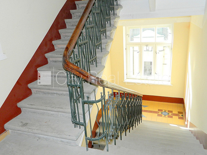 Pagalma māja, renovēta māja, pagalmā bērnu spēļu laukums, ir lifts, kāpņu telpa pēc Rīga - foto 18