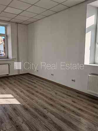 Здание во дворе, реновированный дом, закрытый двор, въездные ворота оснащены Rīga