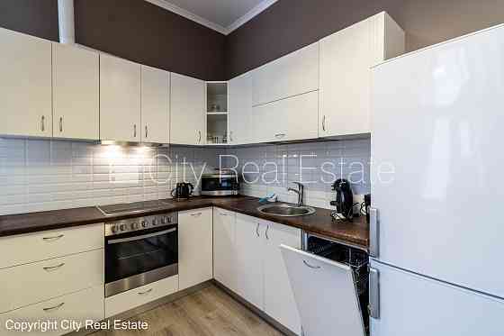 Фасадный дом, реставрированный дом, закрытая территория, вход с улицы, лестничная Rīga