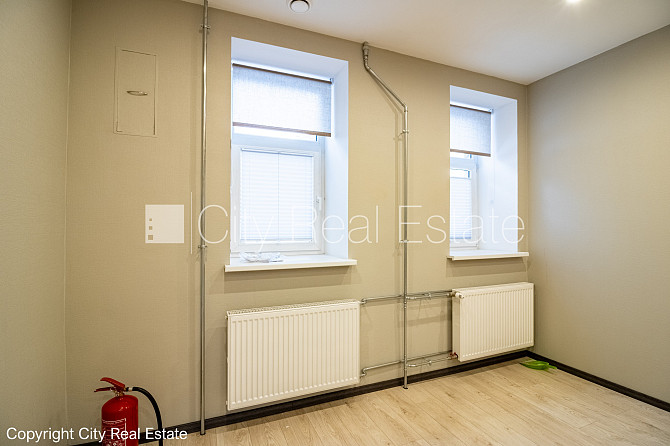 Pagalma ēka, labiekārtota apzaļumota teritorija, iežogota teritorija ar metāla sētu, Rīga - foto 12