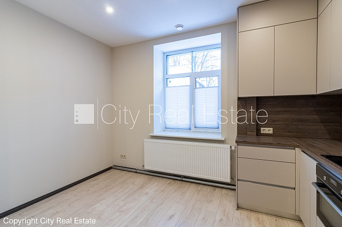 Pagalma ēka, labiekārtota apzaļumota teritorija, iežogota teritorija ar metāla sētu, Rīga - foto 4