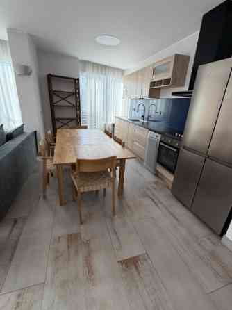 Izīrē brīnišķīgu 3 istabu dzīvokli ar terasi!  Ienākot dzīvoklī - plašs iebūvētais skapis un neliels Rīga