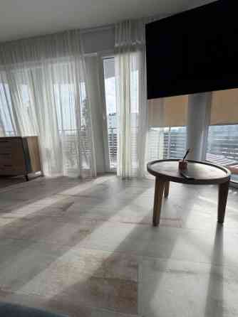 Izīrē brīnišķīgu 3 istabu dzīvokli ar terasi!  Ienākot dzīvoklī - plašs iebūvētais skapis un neliels Rīga