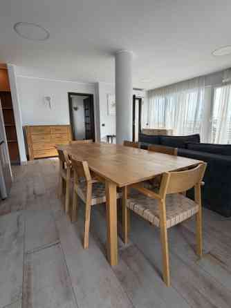 Izīrē brīnišķīgu 3 istabu dzīvokli ar terasi!  Ienākot dzīvoklī - plašs iebūvētais skapis un neliels Rīga