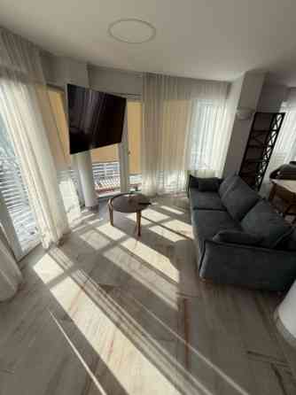 Izīrē brīnišķīgu 3 istabu dzīvokli ar terasi!  Ienākot dzīvoklī - plašs iebūvētais skapis un neliels Rīga