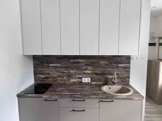 Stilīgs, dzīvoklis Rīgas centrā ar ļoti zemiem komunālie maksājumiem.  Tiek izīrēts studio tipa dzīv Рига