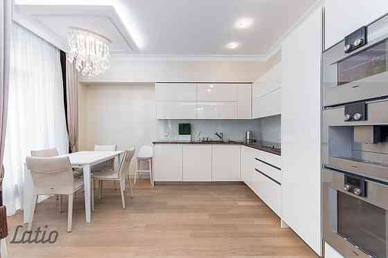 Izīrē plašu 4-istabu dzīvokli jaunā projektā "Katrin"Bulduros
Dzīvoklī ir 3 izolētas guļamistabas, v Jūrmala