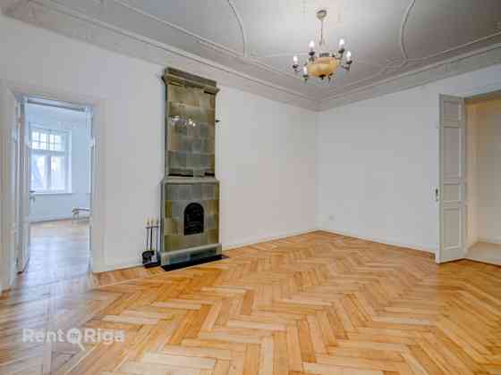 Izīrē izsmalcinātu 4-istabu dzīvokli uz klusās Akas ielas, starp Ģertrūdes un Lāčplēša ielu.  Šis dz Rīga