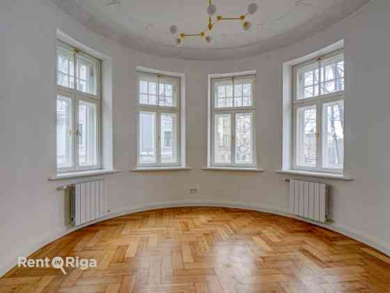 Izīrē izsmalcinātu 4-istabu dzīvokli uz klusās Akas ielas, starp Ģertrūdes un Lāčplēša ielu.  Šis dz Rīga