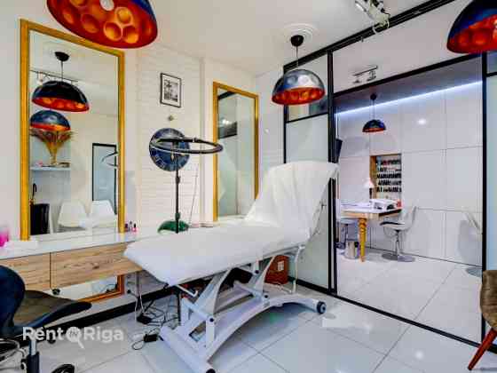 Квартира с отдельным входом!  В настоящее время используется как салон красоты, Рига