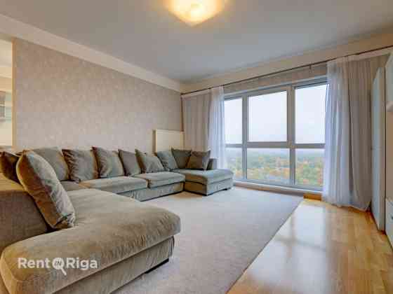 Трехкомнатная квартира с балконом и парковочным местом! Светлая и красивая Rīga