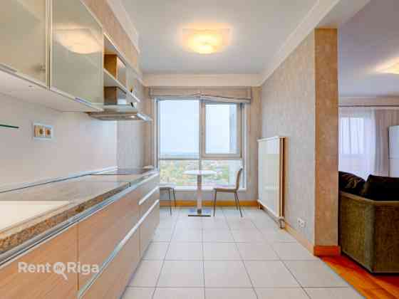 Трехкомнатная квартира с балконом и парковочным местом! Светлая и красивая Rīga