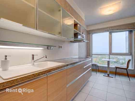 Трехкомнатная квартира с балконом и парковочным местом! Светлая и красивая Rīga