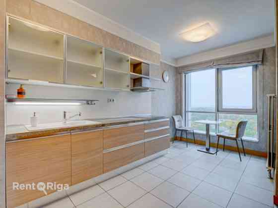Трехкомнатная квартира с балконом и парковочным местом! Светлая и красивая Rīga