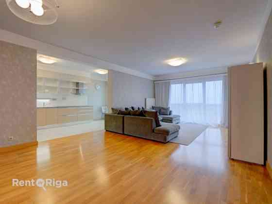 Трехкомнатная квартира с балконом и парковочным местом! Светлая и красивая Rīga