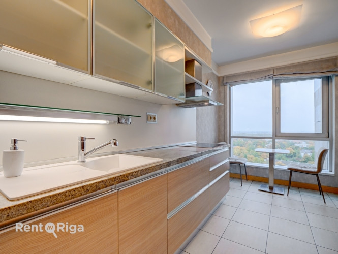 Трехкомнатная квартира с балконом и парковочным местом! Светлая и красивая Рига - изображение 4