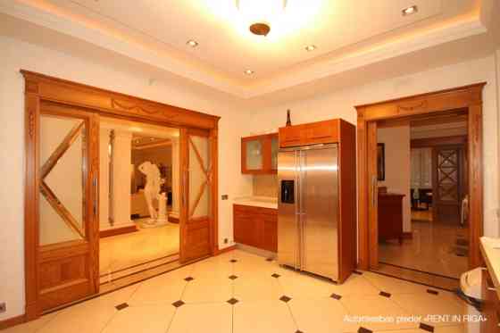 Сдается в аренду эксклюзивный дом в Межапарке. Дом состоит из просторной Rīga