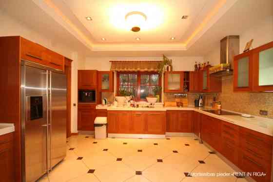 Сдается в аренду эксклюзивный дом в Межапарке. Дом состоит из просторной Rīga