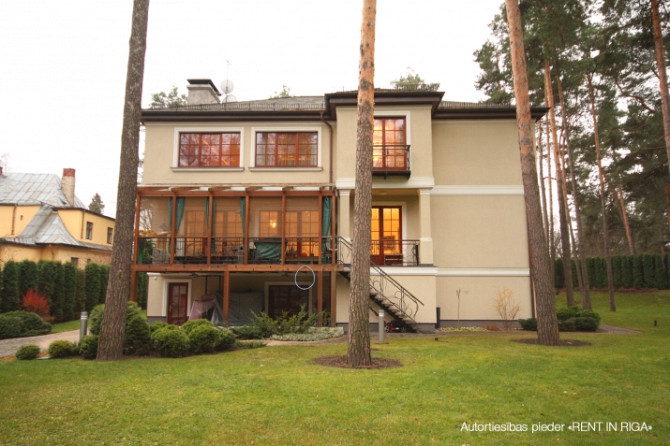 Tiek izīrēta savrupmāja ar baseinu, sporta zāli un basketbola laukumu Mežparkā. Māja sastāv Rīga - foto 1