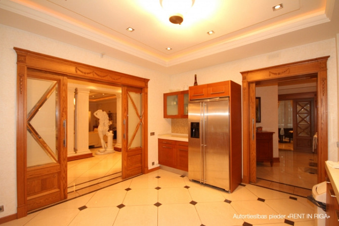 Tiek izīrēta savrupmāja ar baseinu, sporta zāli un basketbola laukumu Mežparkā. Māja sastāv Rīga - foto 4