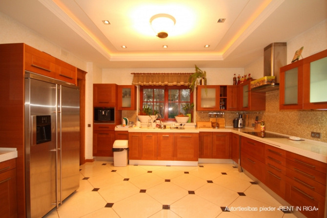 Tiek izīrēta savrupmāja ar baseinu, sporta zāli un basketbola laukumu Mežparkā. Māja sastāv Rīga - foto 3