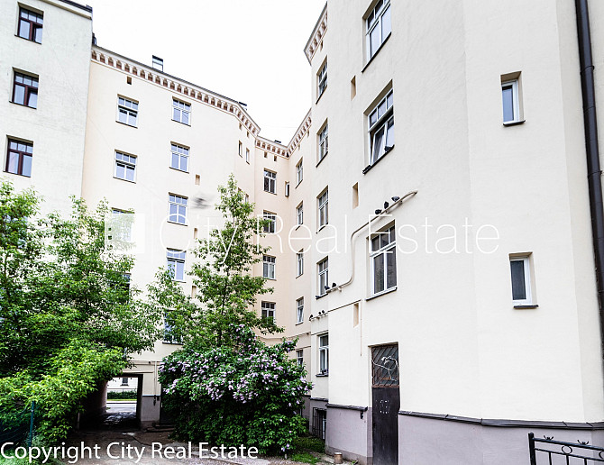 Fasādes māja, renovēta māja, iežogota teritorija, vieta automašīnai, ieeja no pagalma, Rīga - foto 14