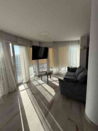 Izīrē brīnišķīgu 3 istabu dzīvokli ar terasi!  Ienākot dzīvoklī - plašs iebūvētais skapis un neliels Rīga