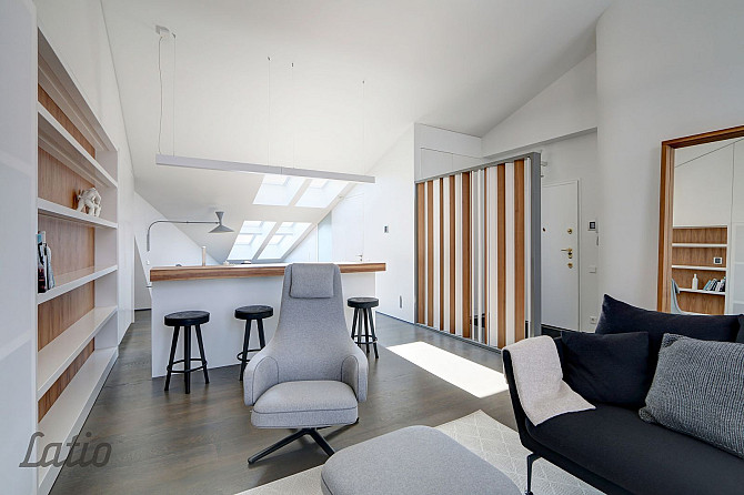 Pārdod pilnībā mēbelētu un ar sadzīves tehniku aprīkotu dzīvokli jaunajā daudzdzīvokļu Rīga - foto 1