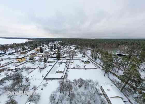Piedāvājumā ir skaists, taisnstūrveida zemes gabals vienā no patīkamākajiem privātmāju rajoniem, un  Ādažu novads
