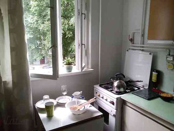 Pārdod remontējamu dzīvokli Iļģuciema centrā.

Vidējais stāvs, vidējā kāpņu telpa.
Mājā nomainīti ko Rīga