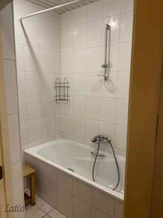 Tiek izīrēts dzīvoklis renovētā mājā pašā pilsētas centrā. Līdzās veikali, kafejnīcas, skolas, sport Rīga