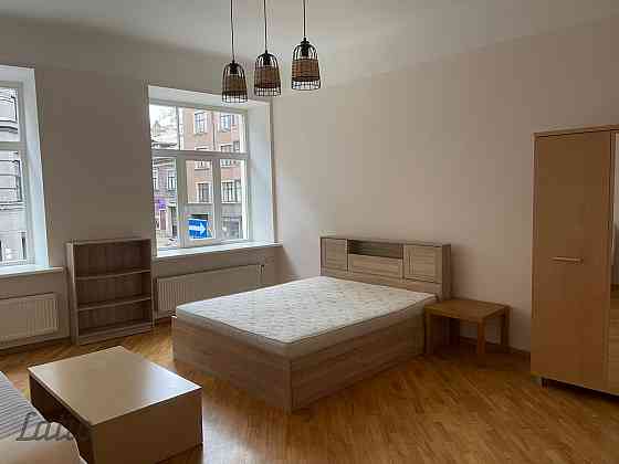 Tiek izīrēts dzīvoklis renovētā mājā pašā pilsētas centrā. Līdzās veikali, kafejnīcas, skolas, sport Rīga