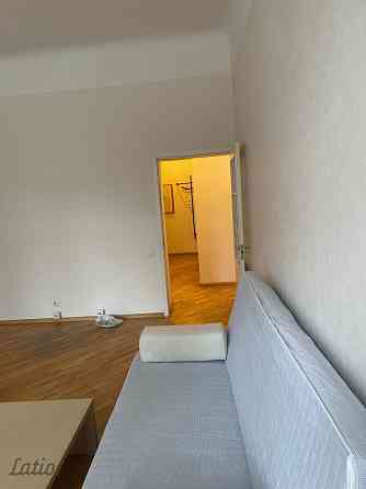 Tiek izīrēts dzīvoklis renovētā mājā pašā pilsētas centrā. Līdzās veikali, kafejnīcas, skolas, sport Rīga