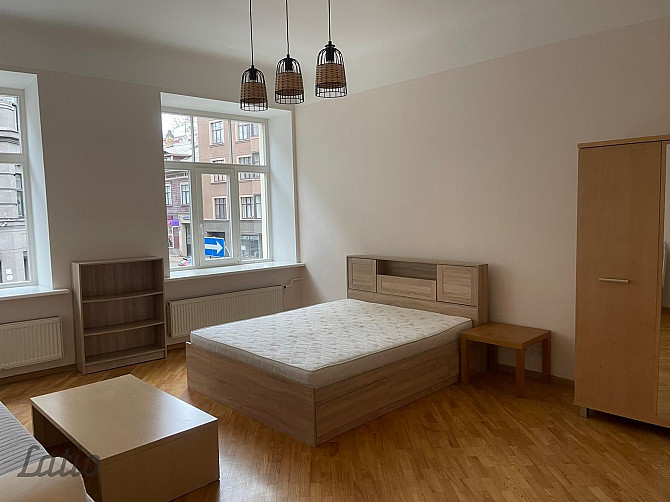 Tiek izīrēts dzīvoklis renovētā mājā pašā pilsētas centrā. Līdzās veikali, Rīga - foto 2