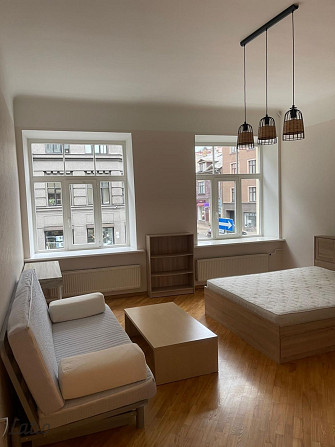 Tiek izīrēts dzīvoklis renovētā mājā pašā pilsētas centrā. Līdzās veikali, Rīga - foto 1