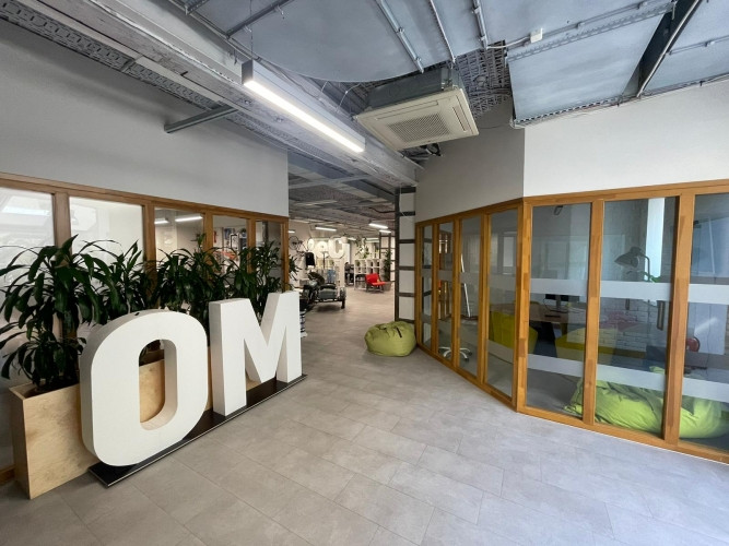 Birojs ar terasi un virtuvi Valdemāra pasāžā.  Telpas atrodas mūsdienīgā un arhitektoniski Rīga - foto 5