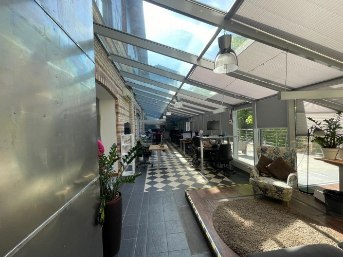 Birojs ar terasi un virtuvi Valdemāra pasāžā.  Telpas atrodas mūsdienīgā un arhitektoniski Rīga - foto 1