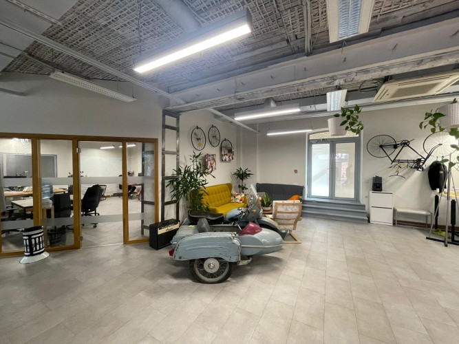 Birojs ar terasi un virtuvi Valdemāra pasāžā.  Telpas atrodas mūsdienīgā un arhitektoniski Rīga - foto 3