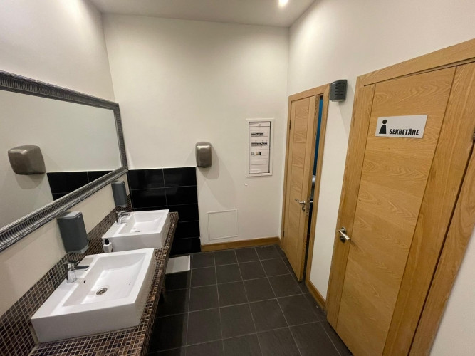 Birojs ar terasi un virtuvi Valdemāra pasāžā.  Telpas atrodas mūsdienīgā un arhitektoniski Rīga - foto 8