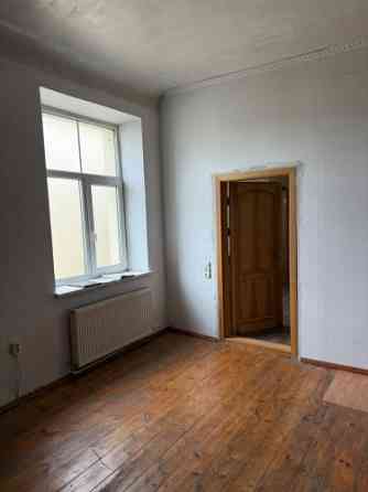 Izīrē plašu dzīvokli 6.stāvā bez lifta pie Vērmanes dārza.  Dzīvoklī nepieciešams kosmētiskais remon Rīga