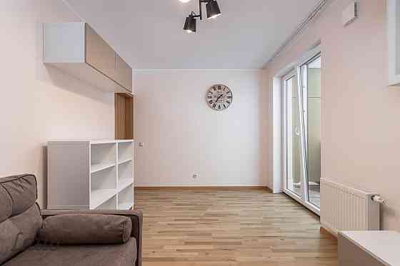 Tiek izīrēts gaišs un kopts 3 istabu dzīvoklis modernā dzīvojamā projektā Ezerparka nami. Dzīvoklis  Rīga