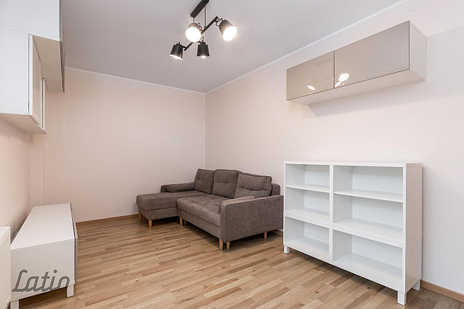 Tiek izīrēts gaišs un kopts 3 istabu dzīvoklis modernā dzīvojamā projektā Ezerparka nami. Rīga - foto 2