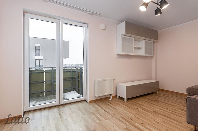 Tiek izīrēts gaišs un kopts 3 istabu dzīvoklis modernā dzīvojamā projektā Ezerparka nami. Rīga - foto 3