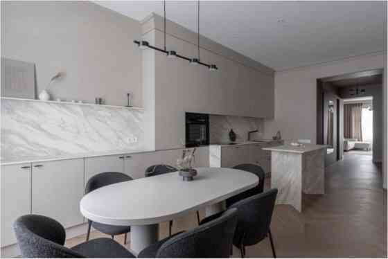 Эксклюзивная трехкомнатная квартира для долгосрочной аренды в центре Риги  ул. Rīga