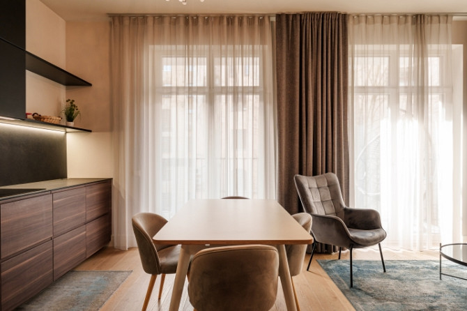 Izīrē elegantu 2-istabu dzīvokli prestižajā 